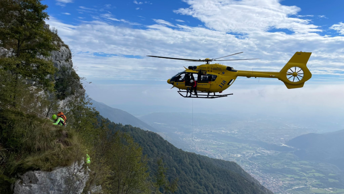 Cede un appiglio, precipita all'improvviso: salvataggio in parete per una alpinista - 