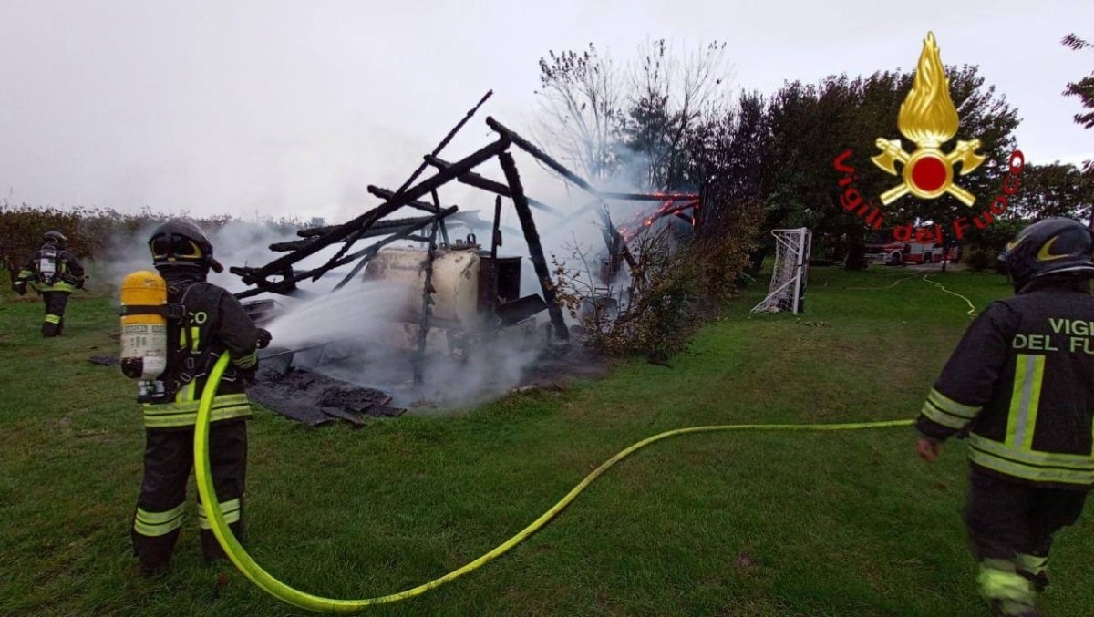 Fiamme in un ricovero attrezzi, all'interno anche un trattore e un serbatoio di diesel - 