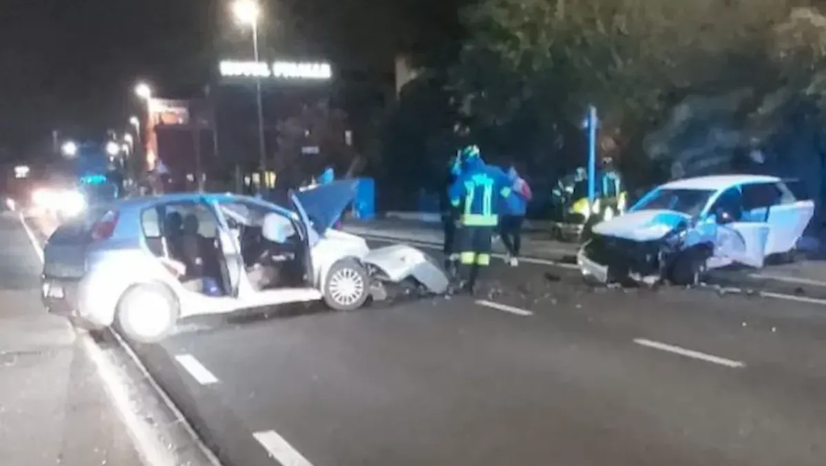 Schianto nella notte: frontale tra due auto, 4 persone ferite  - 