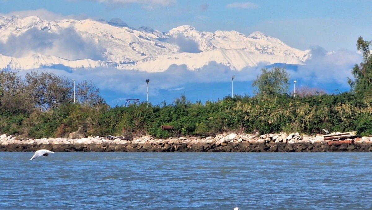 Spettacolo a Lignano: torna il sole e sullo sfondo le montagne del Friuli imbiancate -