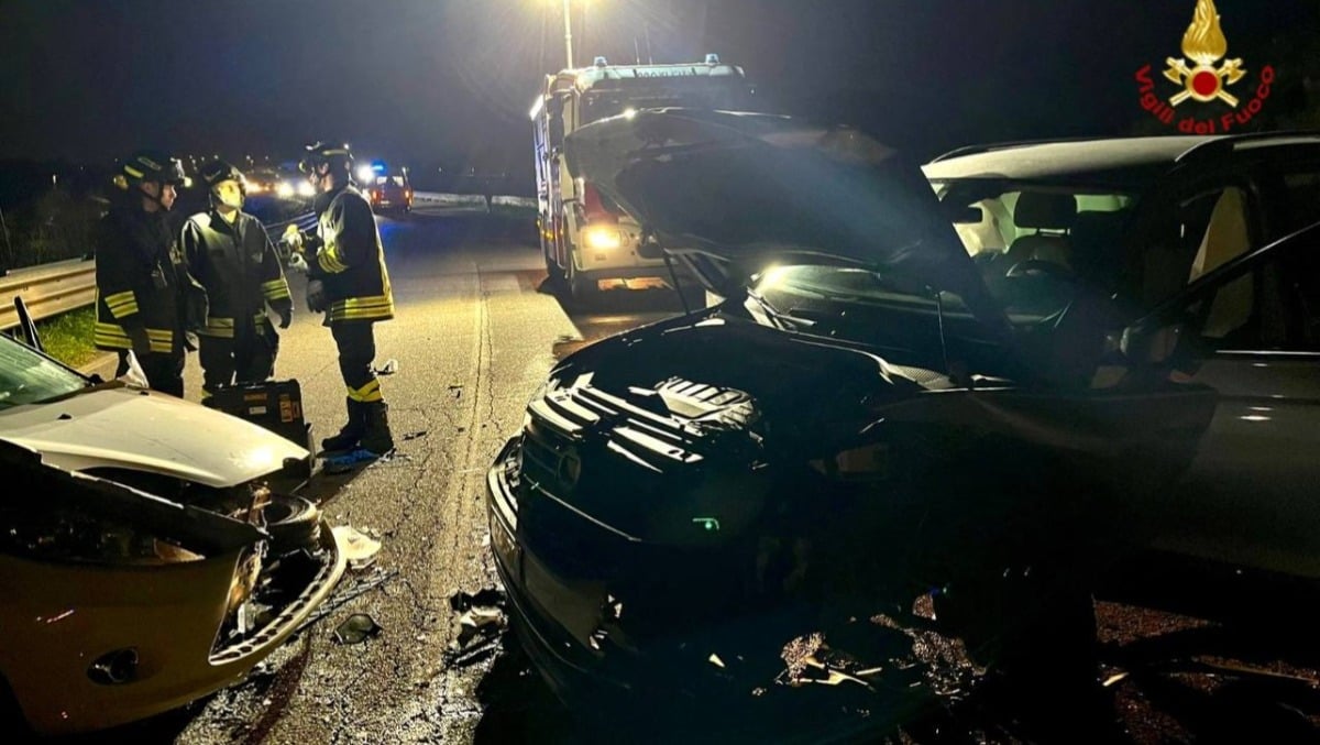 Violento scontro frontale tra due auto: tre feriti, SR 11 chiusa al traffico per due ore - 