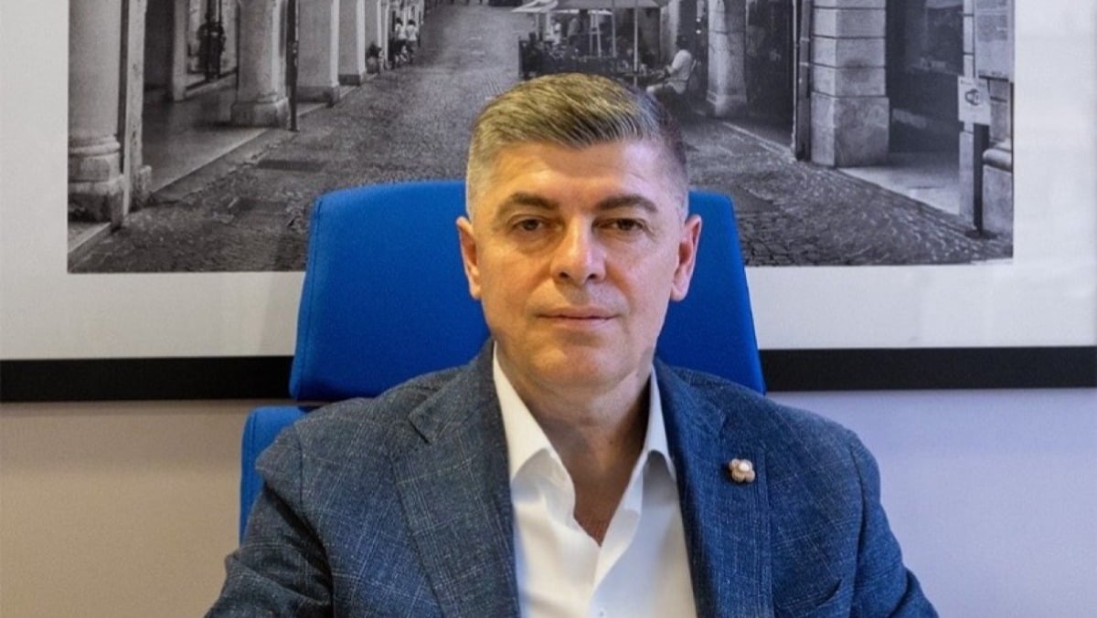 Consigliere comunale aggredito in centro: ha ripreso un uomo che urinava sulle vetrine dei negozi - 