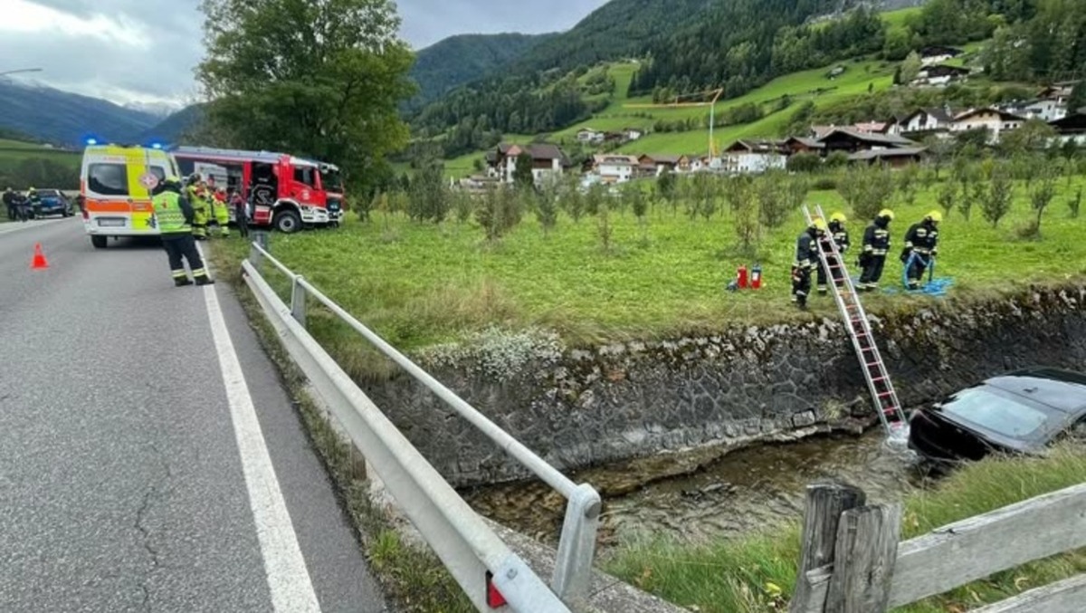 Auto esce di strada e finisce nel torrente: feriti due turisti, uno è grave - 