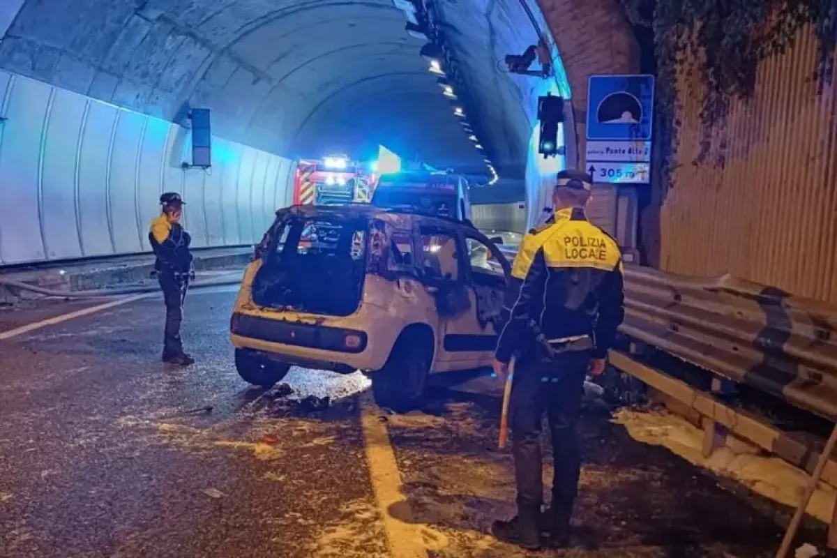 Auto si schianta sul guardail all'ingresso della galleria e prende fuoco: conducente se la dà a gambe - 
