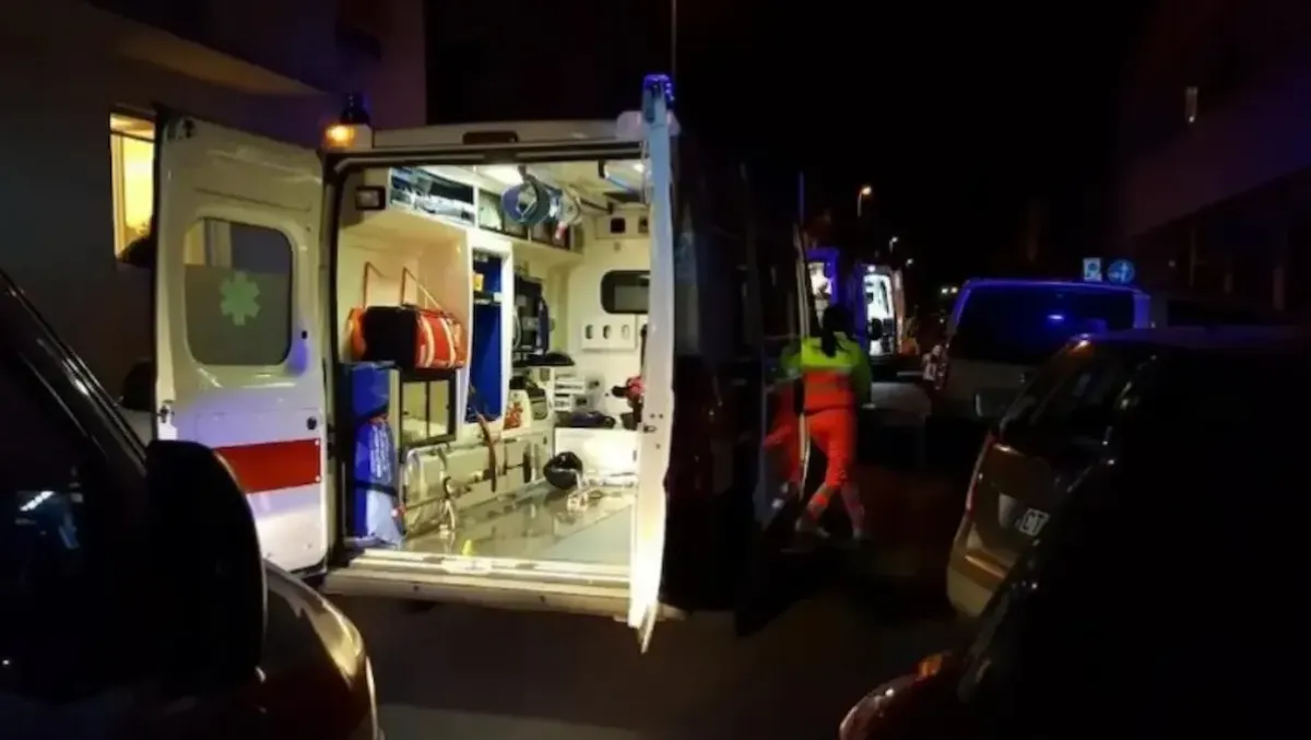 Cercano di placare una lite: due ragazzi di 23 anni vengono accoltellati fuori dal bar - 