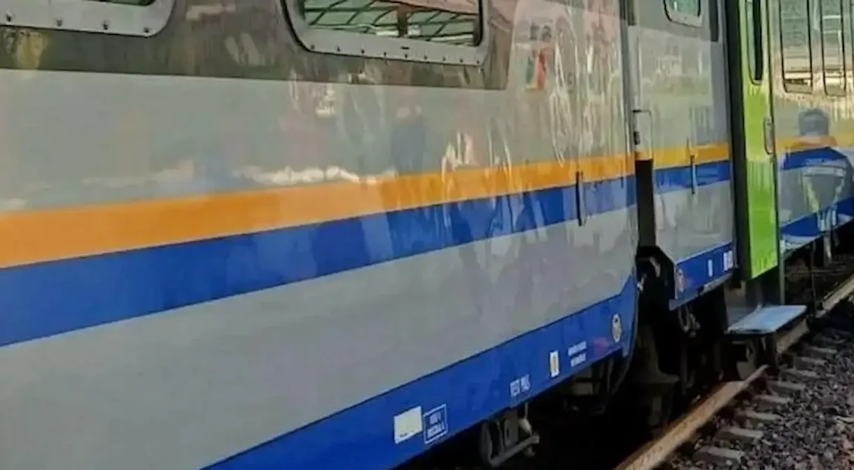 Tira un pugno alla capotreno, poi ferma il treno con il freno d'emergenza tra insulti e minacce - 
