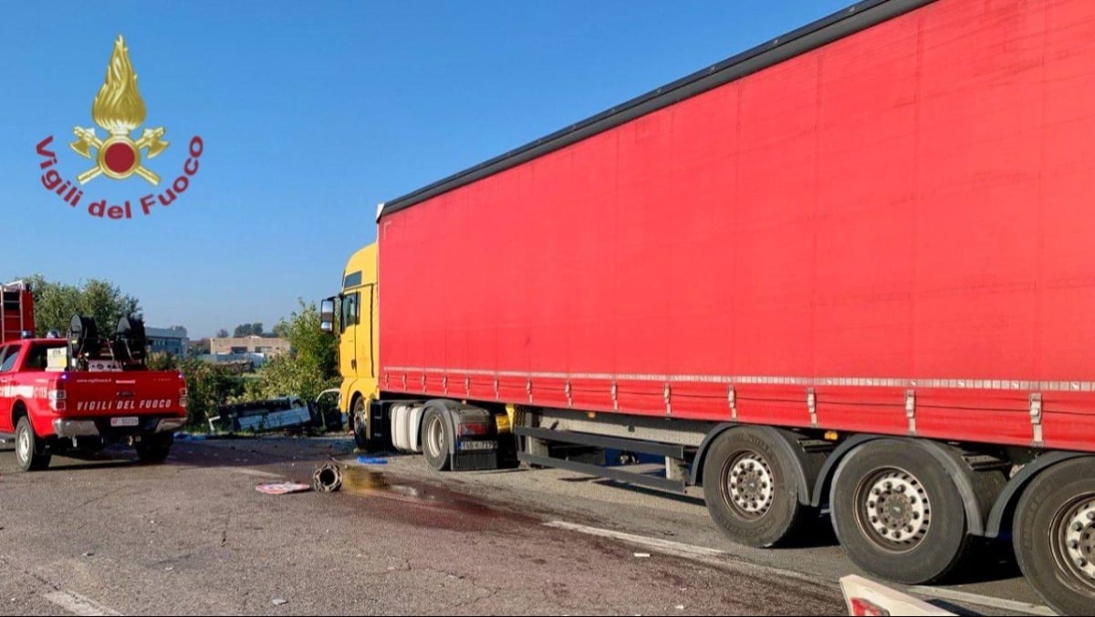 Scontro fatale tra tir e furgone sulla Romea: un morto, due feriti gravi - 