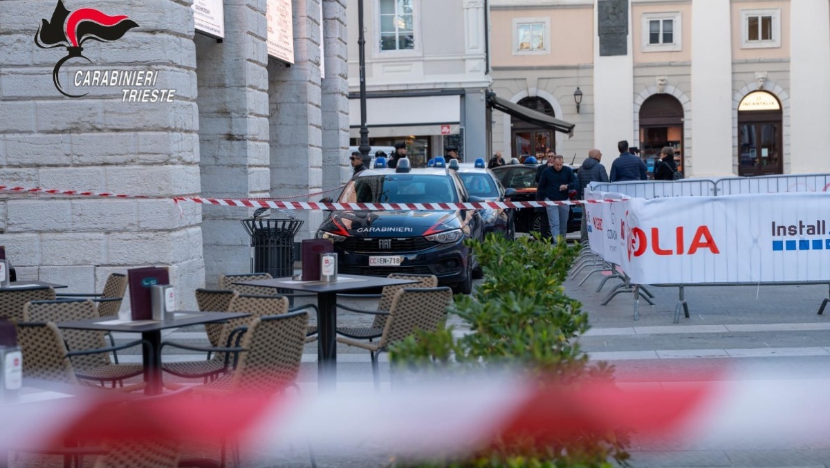 Trovato morto davanti al teatro a Trieste: profonde ferite da arma da taglio sul corpo, è giallo - 