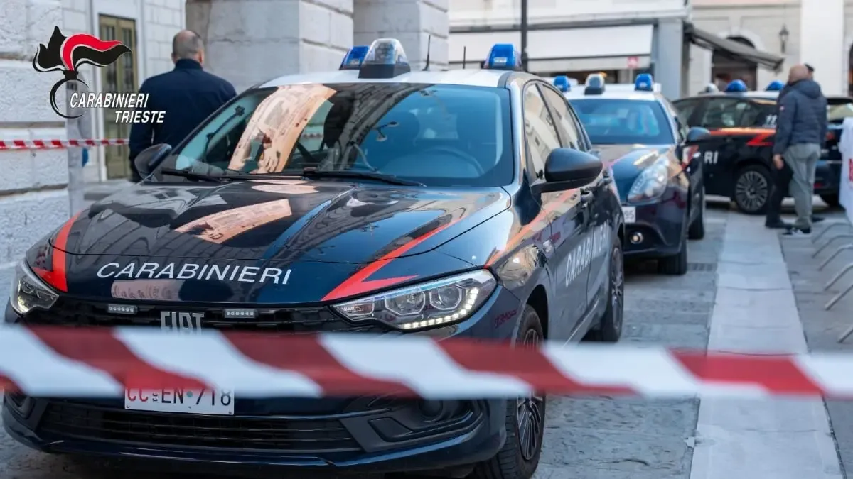 Trovato morto in una pozza di sangue: la scomparsa, il coltello accanto e le ferite alla gola e agli arti - 