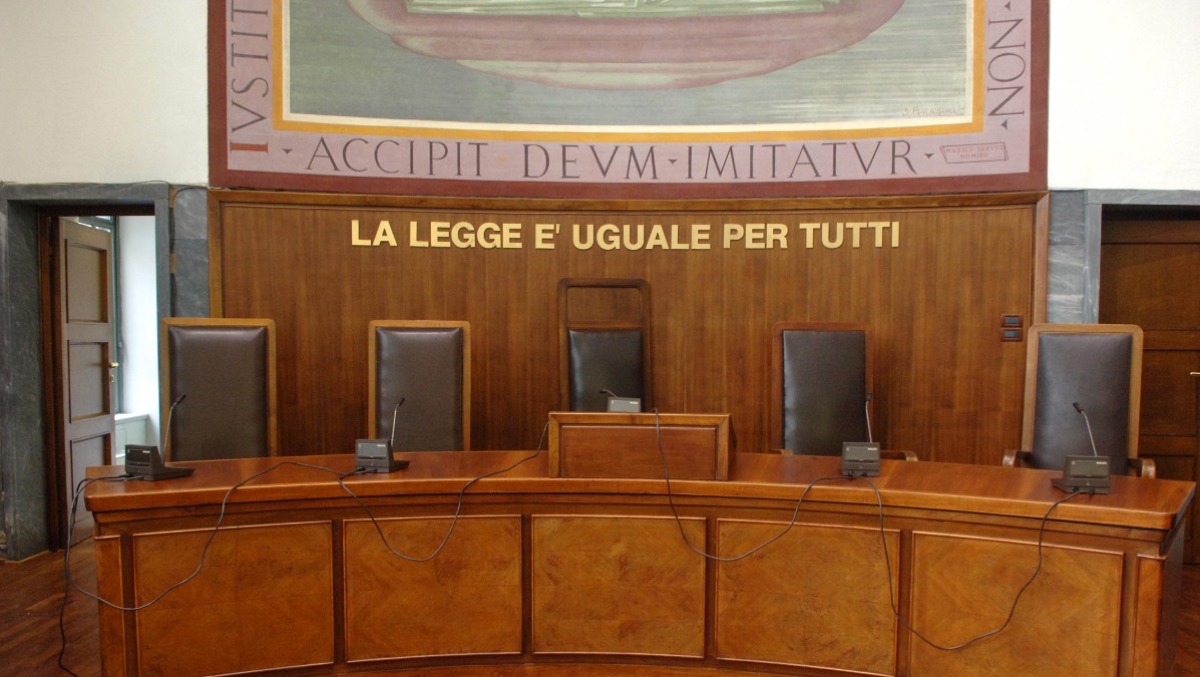 Finge un malore e fugge dalla finestra del bagno durante il processo: caccia all'uomo in Trentino - 