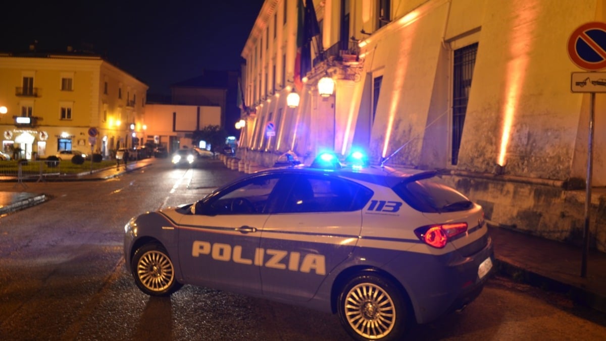 Si cosparge di liquido infiammabile nel garage di casa: 55enne salvato appena prima di darsi fuoco - 