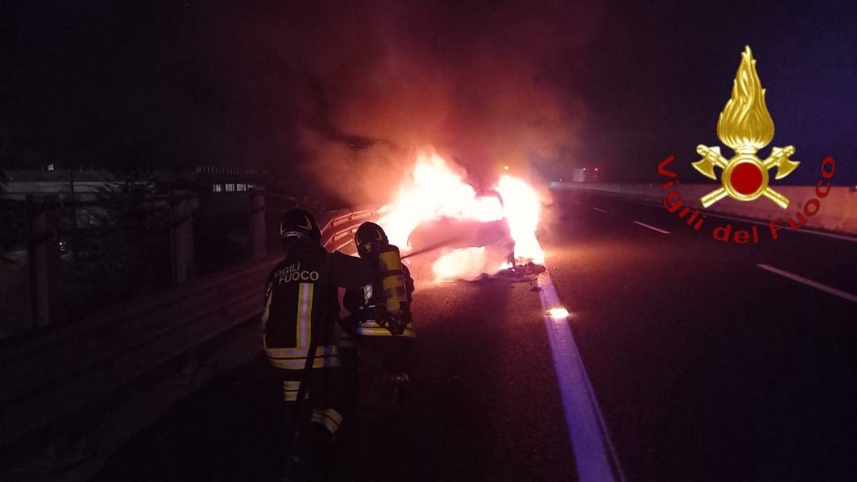 Bmw improvvisamente in fiamme lungo l'A4 tra San Stino e Portogruaro -