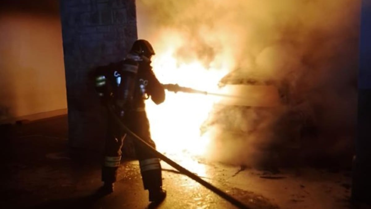 Auto a fuoco sotto un portico: vettura divorata dalle fiamme -