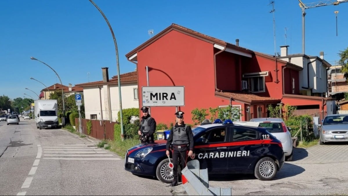 Viola divieto di avvicinamento e minaccia la madre: "Do fuoco a te e alla casa", arrestato 21enne -