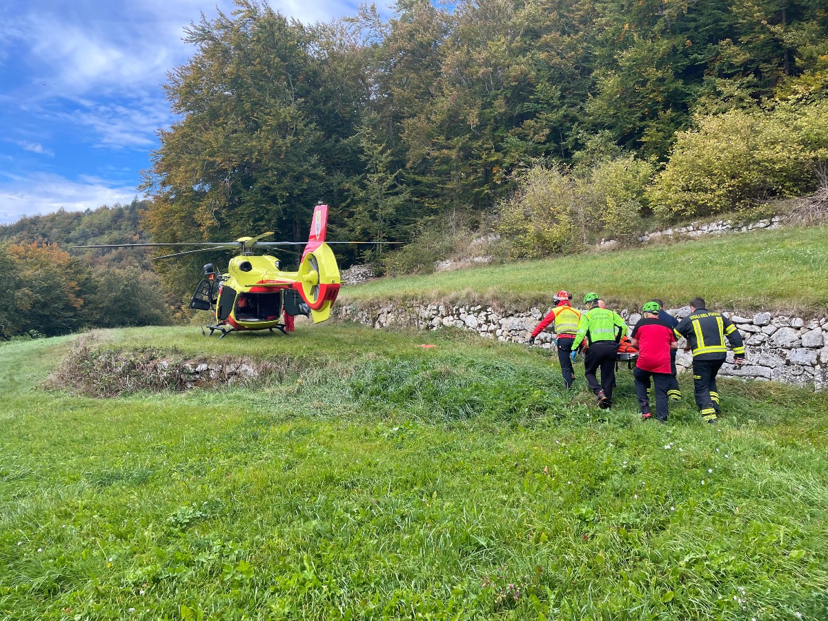 Era disperso nei boschi da ieri pomeriggio: 73enne ritrovato vivo, ma ferito - FOTO e VIDEO - 