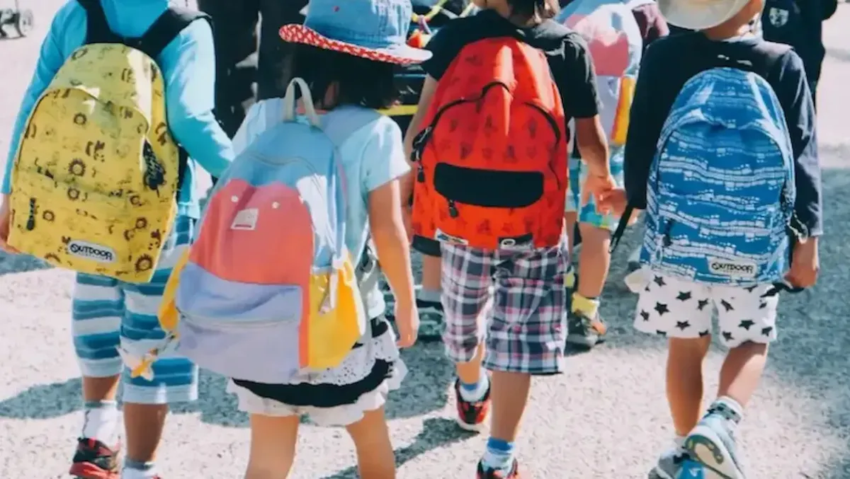 Bimbi colpiti con pugni e strattonati, l'orrore in un asilo: "Violenze, minacce e umiliazioni" -