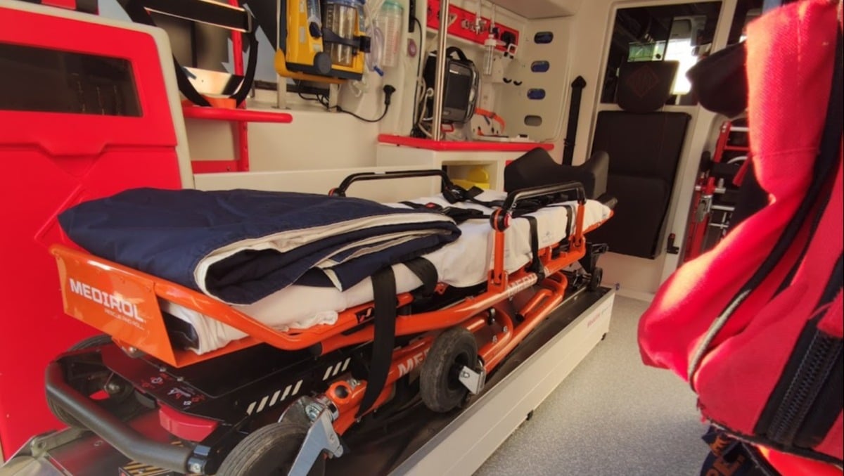 84enne si accascia a terra, alcuni passanti intervengono per rianimarlo: è grave -