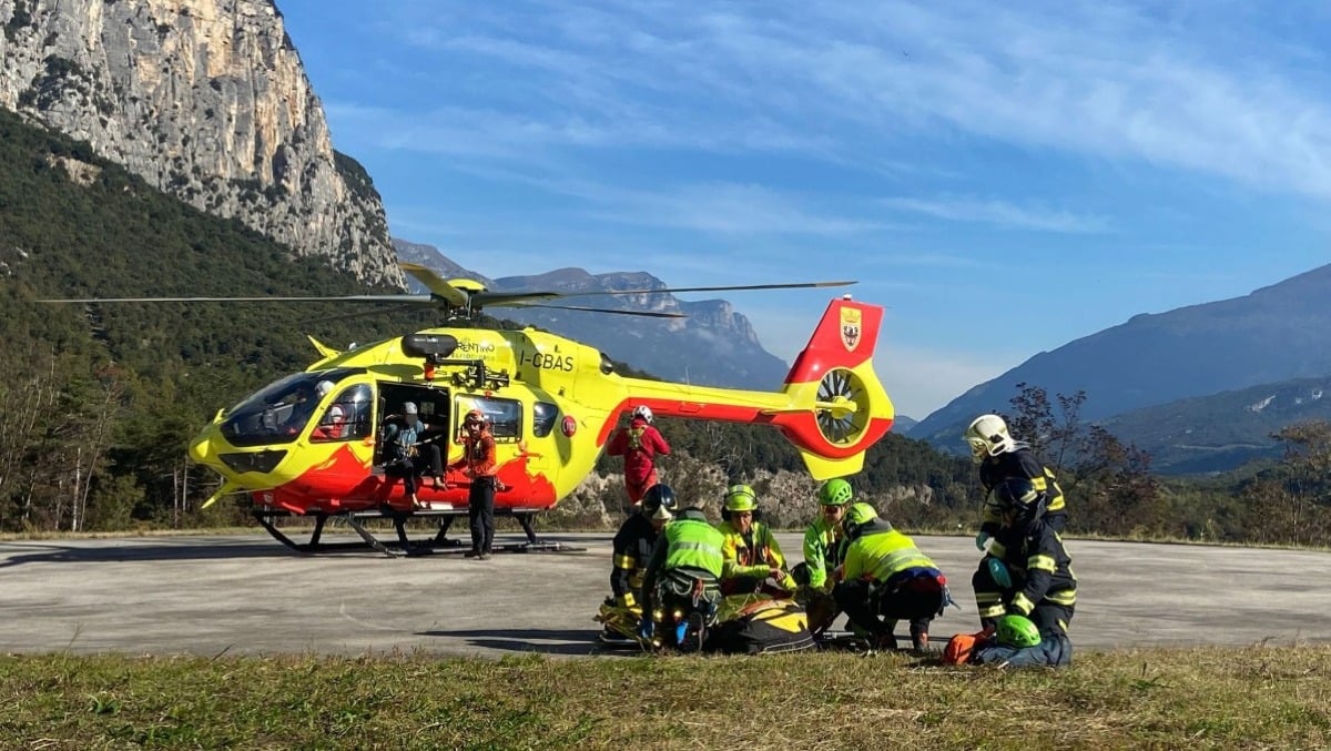 Un sasso le cade in testa e le rompe il casco durante la ferrata: climber precipita, è grave - 