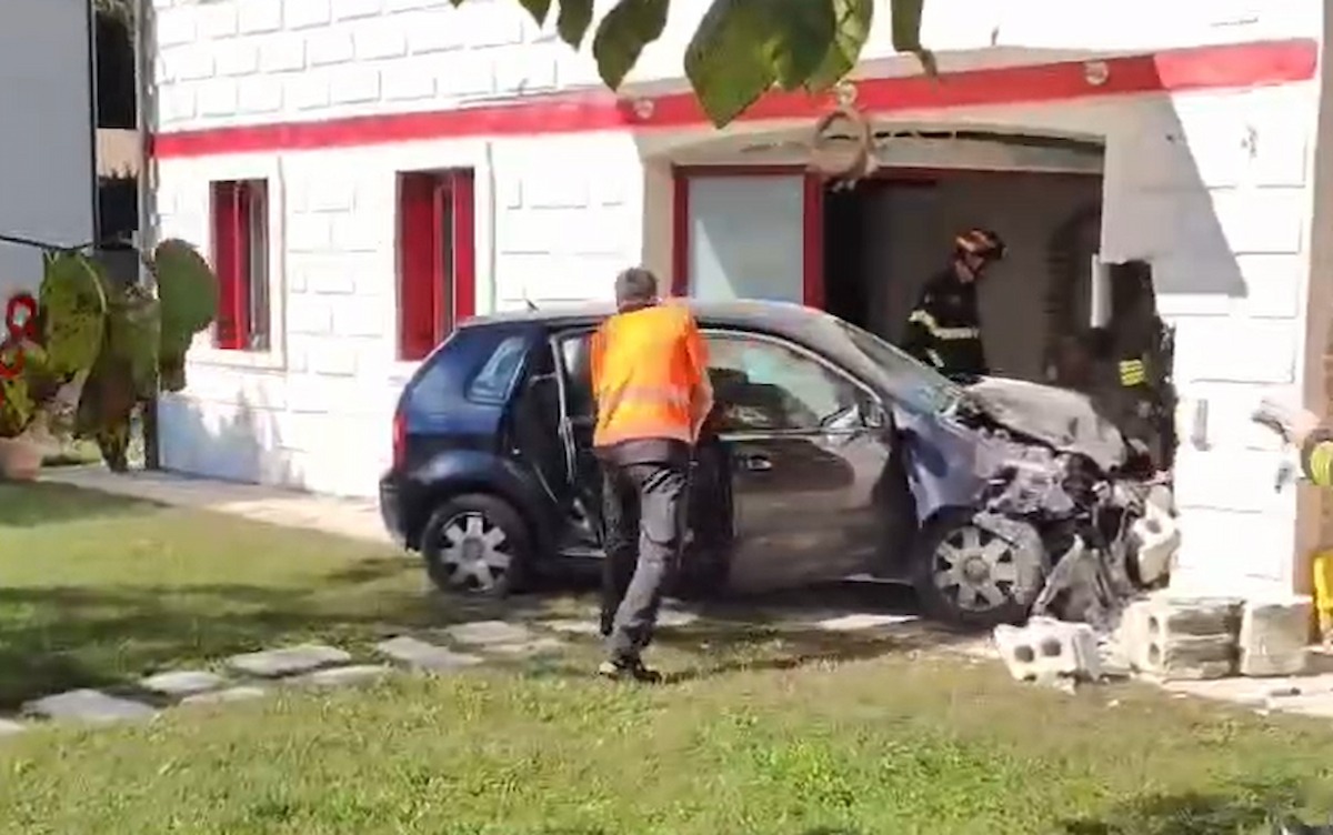 Sbanda con l'auto, attraversa il giardino e si schianta sul muro di una casa: anziano ferito - VIDEO - 