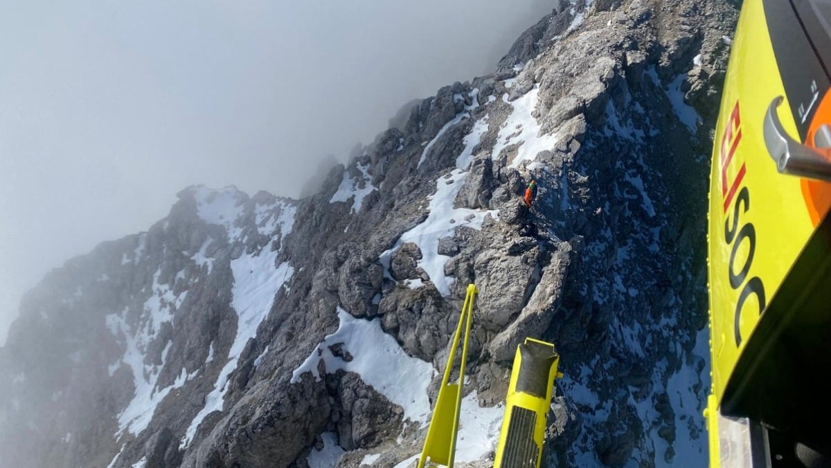 Restano bloccati in ferrata, senza casco né imbrago: recuperati in elicottero due giovani - 