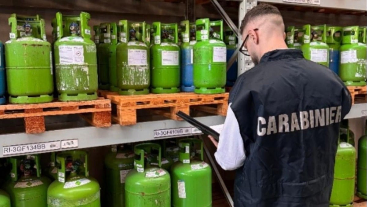 Bombole di gas refrigerante vendute senza etichetta: maxi multa a ditta veronese - 