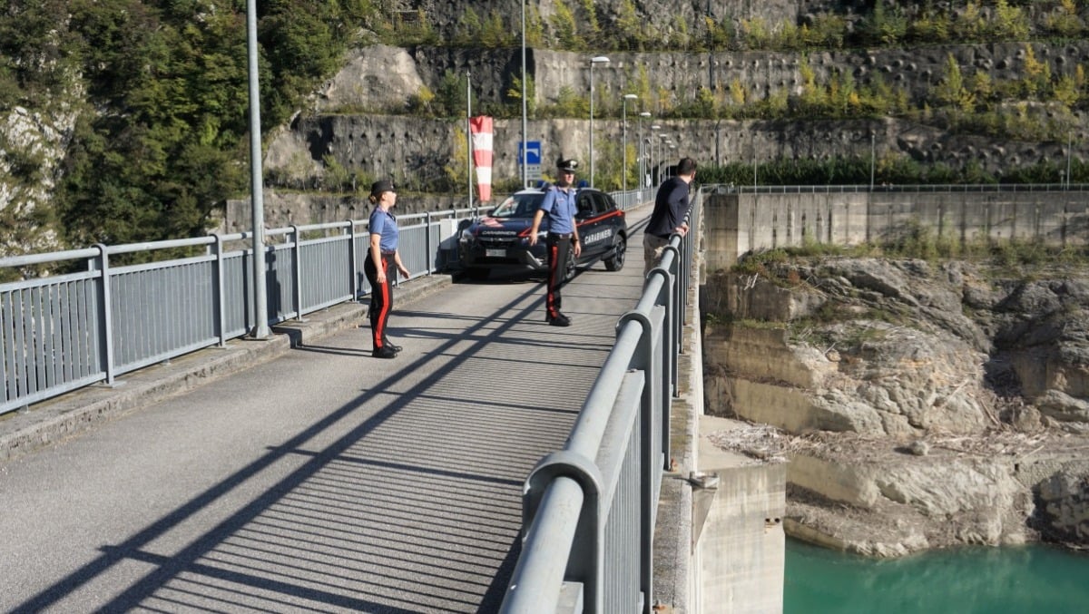 Vuole farla finita buttandosi dal ponte: 32enne salvato dai Carabinieri dopo tre ore di trattative -
