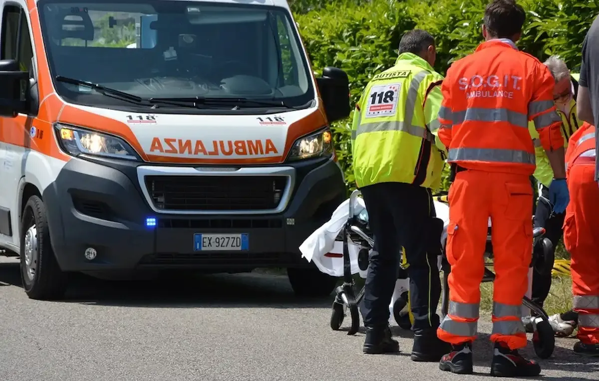 La mano resta incastrata nel macchinario e viene stritolata: 22enne friulano trasportato in codice rosso -