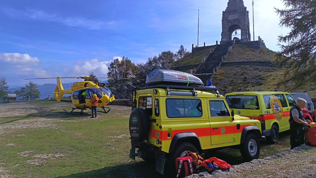 Perde l'equilibrio, ruzzola nel bosco per 20 metri: 30enne soccorso in elicottero - 