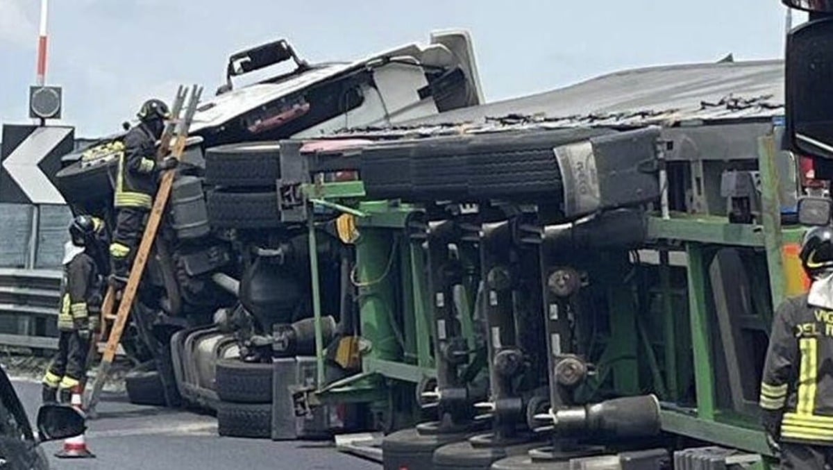 Scoppia un pneumatico, camion carico di uva si ribalta: tragedia sfiorata sull'A22 - 