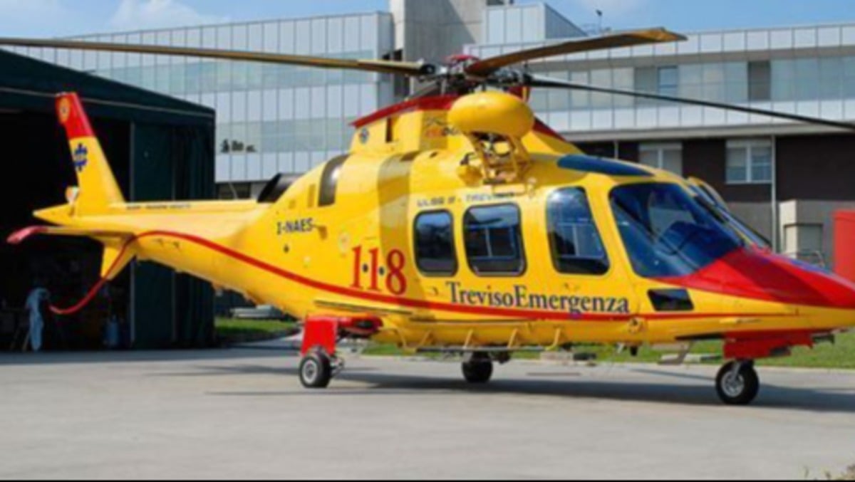 Malore al volante, auto rotola per 60 metri e si ribalta in una scarpata: paura per un 85enne - 