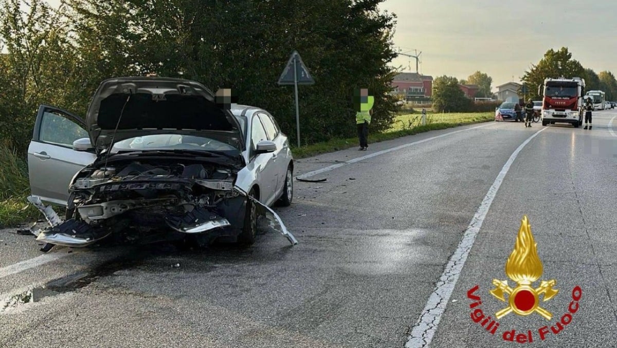 Scontro auto-moto, il centauro viene violentemente scaraventato a terra: inutili i soccorsi - 