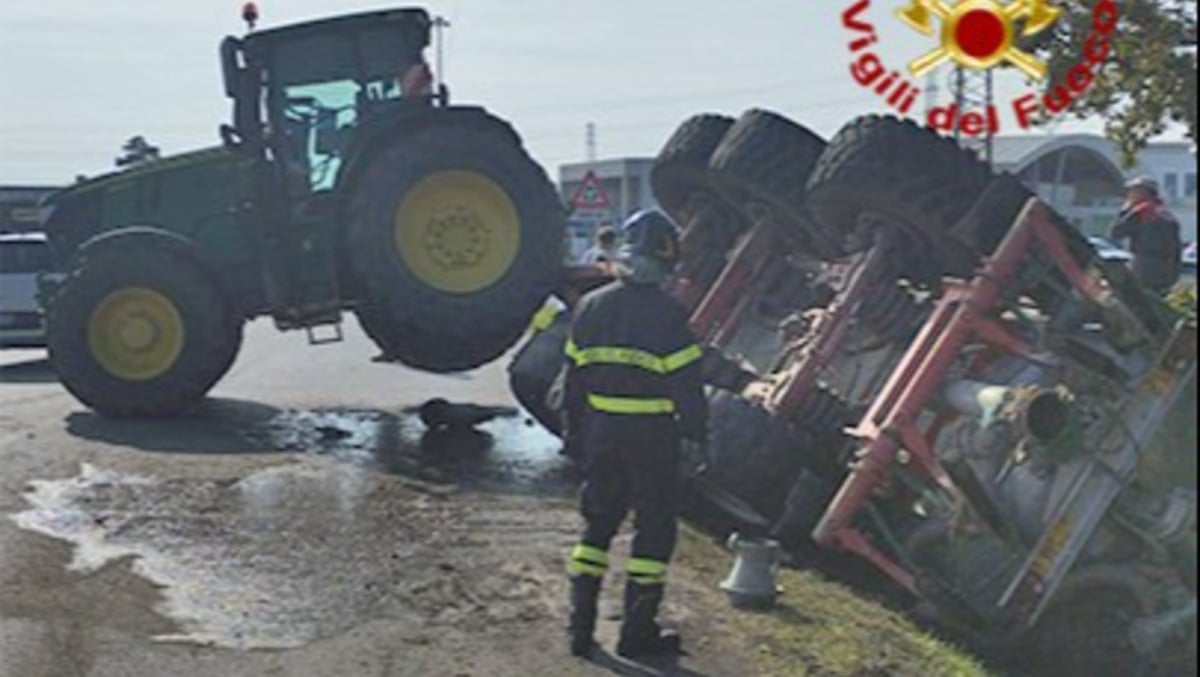 Incidente sulla SP248 con un trattore, il rimorchio si rovescia: fuoriuscita di liquami - 