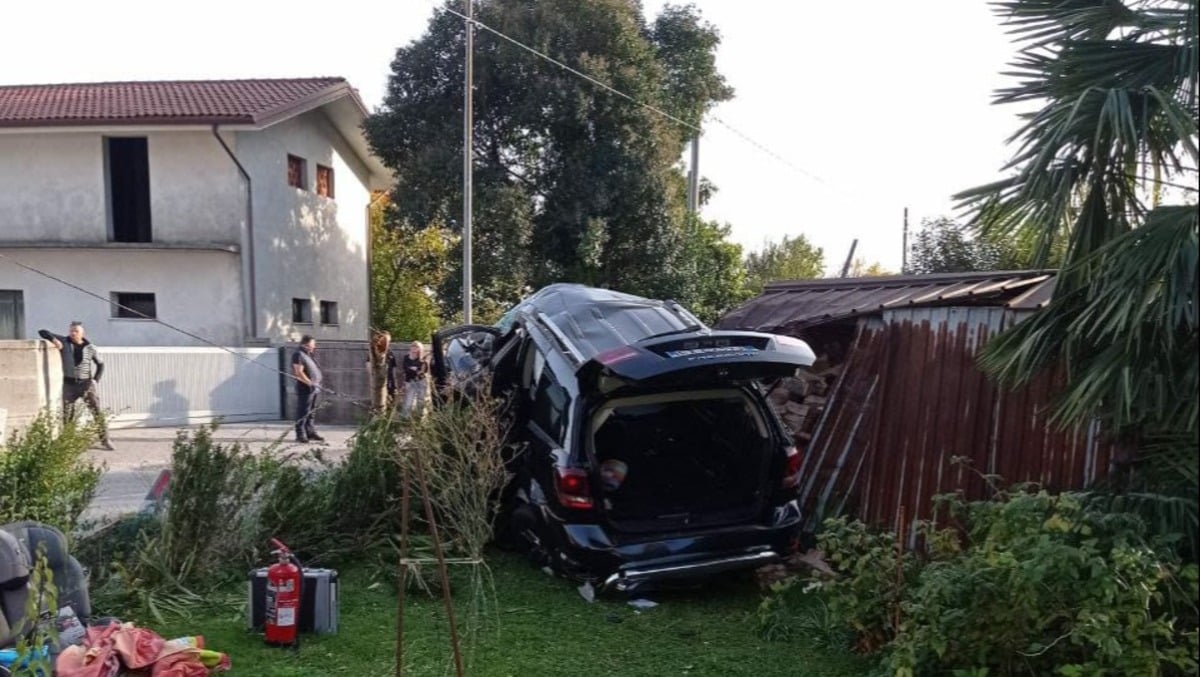 Paura a Gemona, due veicoli finiscono in un giardino privato: abbattuto anche un palo telefonico - 