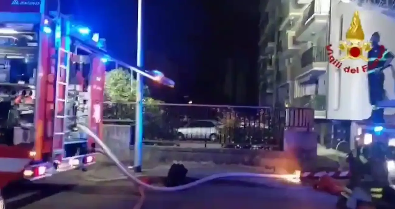 Scoppia un incendio nella palazzina: 14 famiglie evacuate nella notte | VIDEO - 