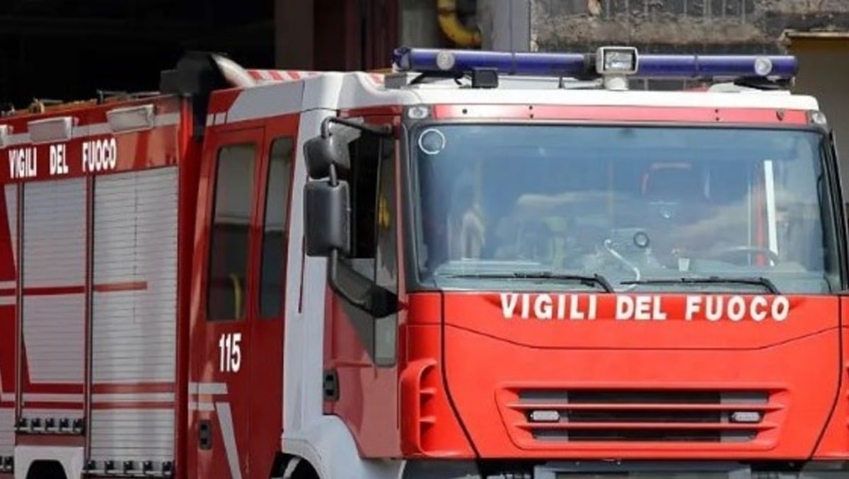 Magazzino abbandonato al Molo III di Trieste avvolto dalle fiamme: il bilancio è di 4 intossicati - 
