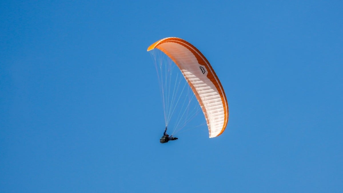 Pilota di parapendio precipita in fase di atterraggio: elitrasportato in ospedale  - 