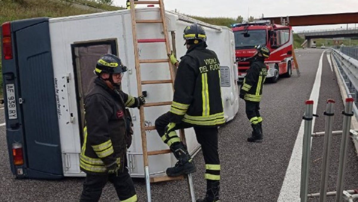 Camper si ribalta sulla Pedemontana: intervento dei pompieri con l'autogru - 