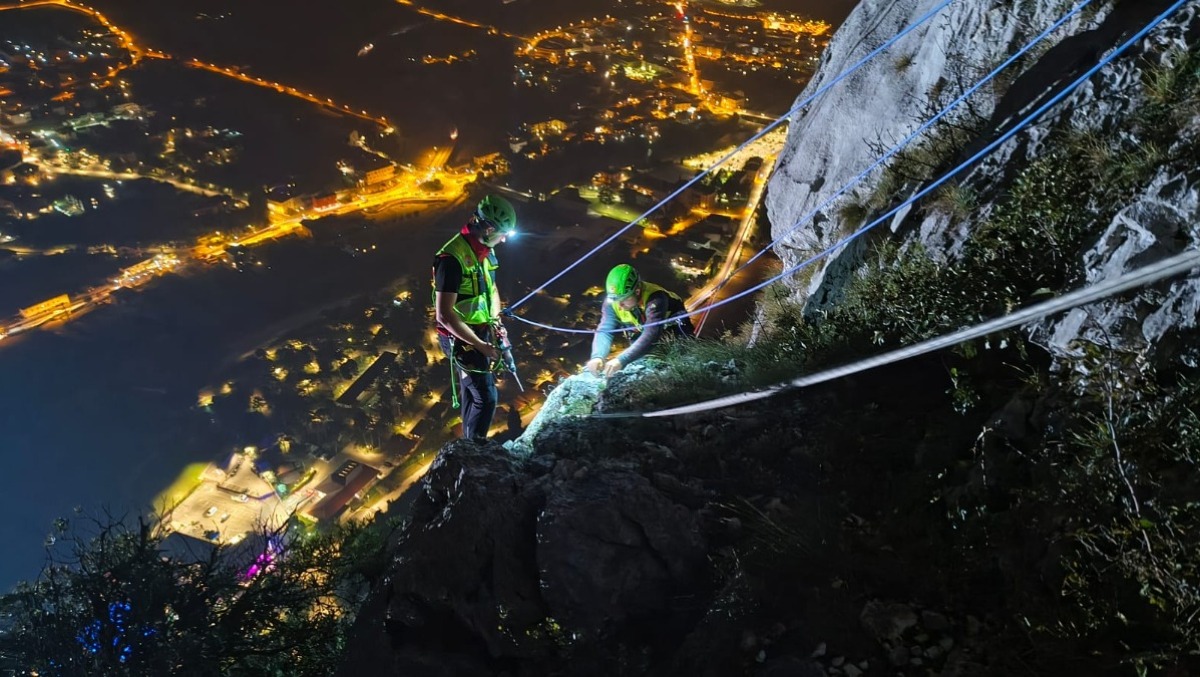 Cala il buio e sbagliano uscita sulla White Crack: soccorso delicato in parete  - 