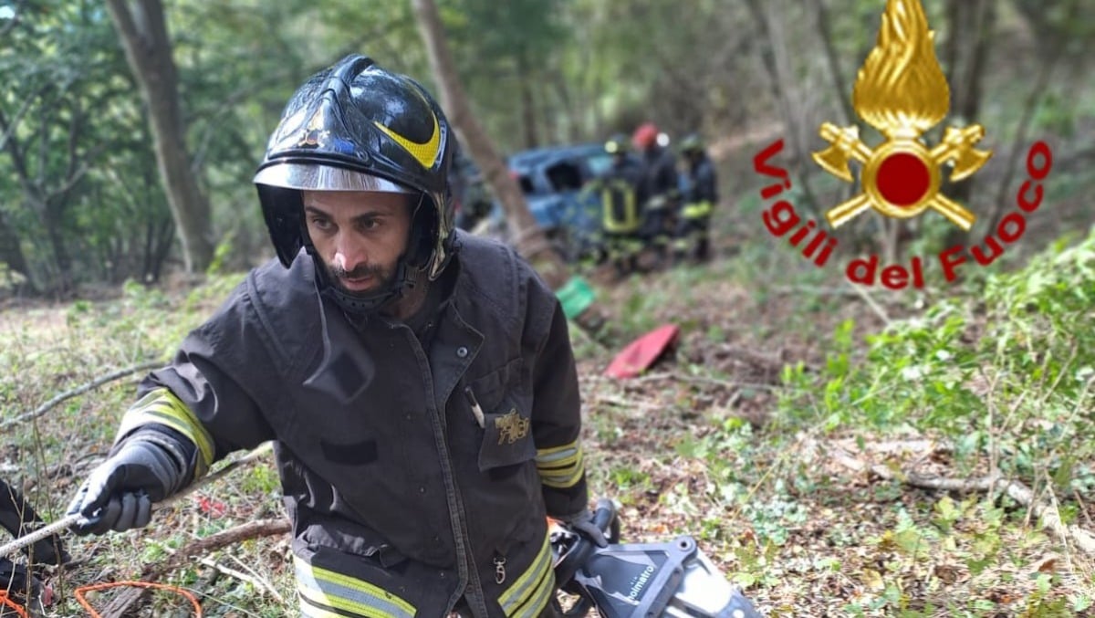 Auto esce di strada e rotola per diversi metri nel bosco: conducente estratto dalle lamiere, è grave - 