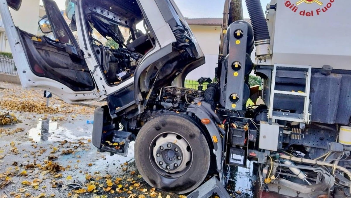 Macchina spazzatrice a metano in fiamme: intossicati due operatori ecologici - 