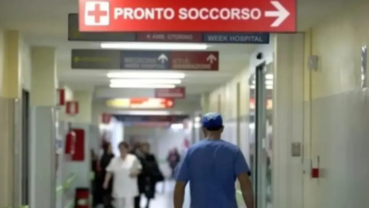 Aggrediti da un paziente con morsi e graffi: due infermieri e un Oss finiscono al pronto soccorso - 