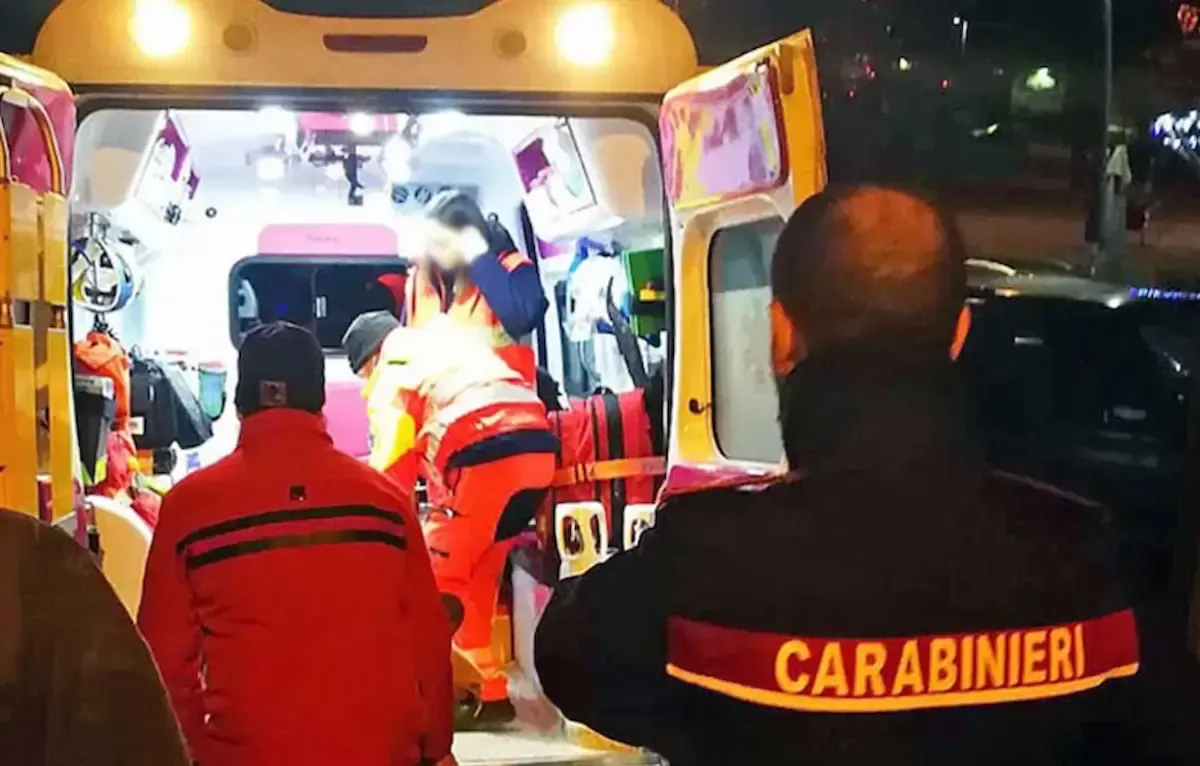 Ambulanza e carabinieri alla sagra del paese: 38enne colpito al volto da un 62enne, è grave -