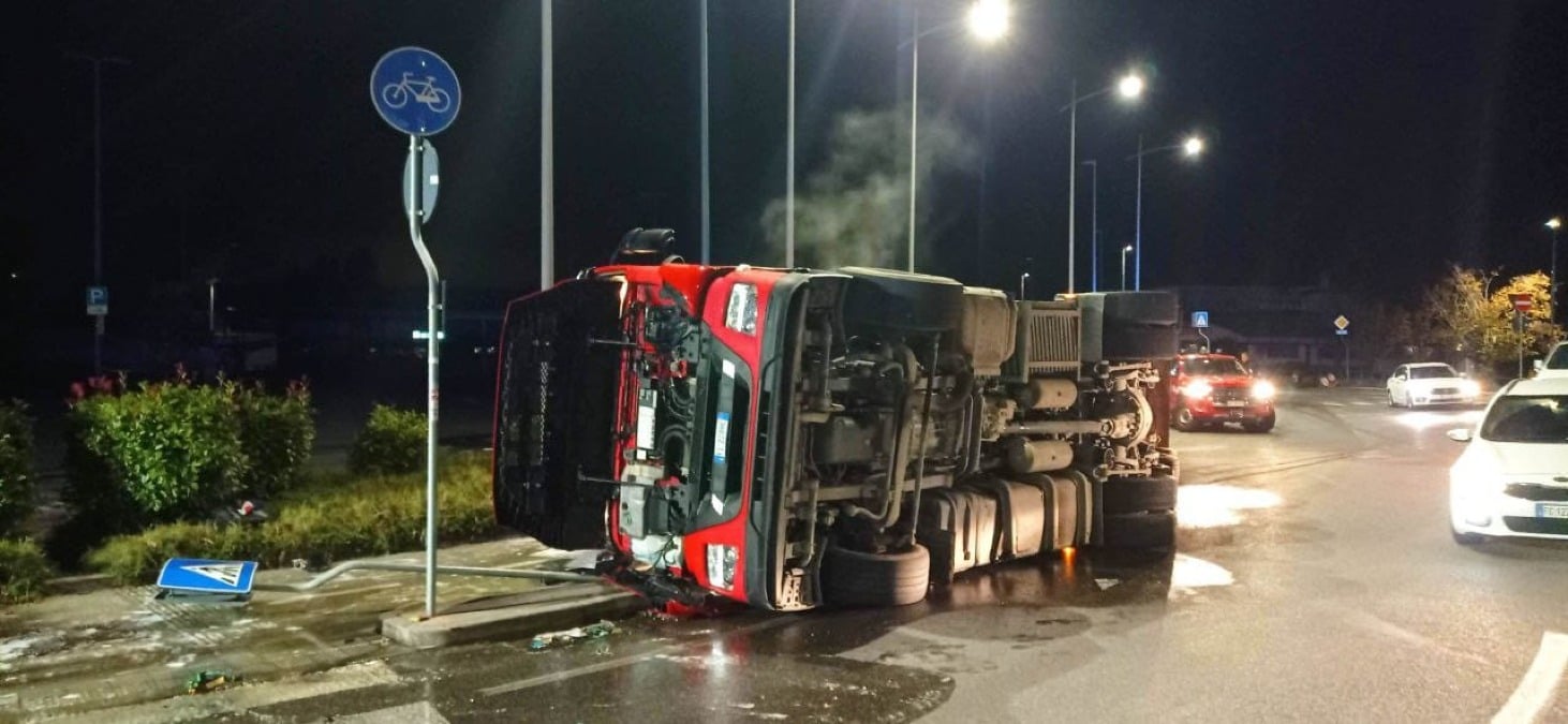 Camion carico di siero di latte si ribalta sulla SR14 a Cervignano -