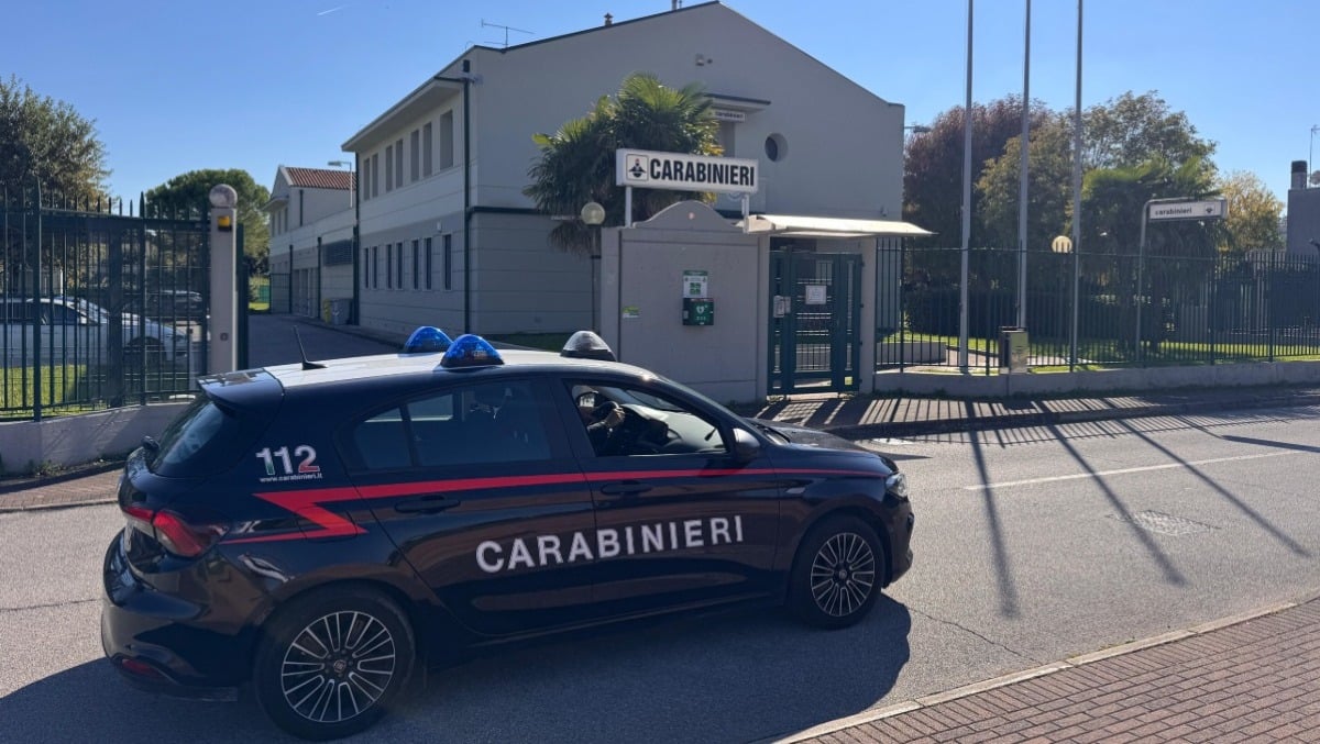 Dovrebbe essere agli arresti domiciliari, ma viene trovato al bar con la madre: arrestato 25enne -