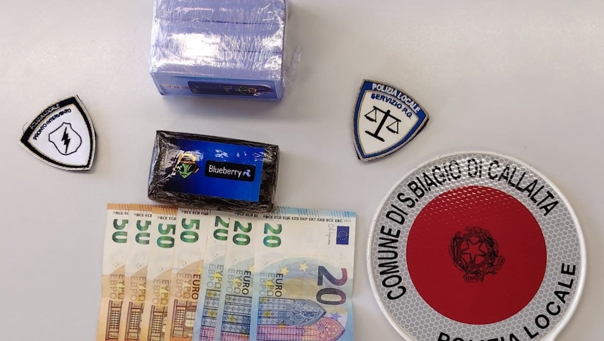 Si allontana alla vista della Polizia: aveva con sé mezzo chilo di hashish, arrestato 25enne -