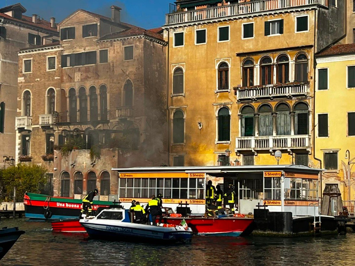 Attimi di paura a Venezia: barca elettrica in fiamme, densa nube di fumo invade il Canal Grande -