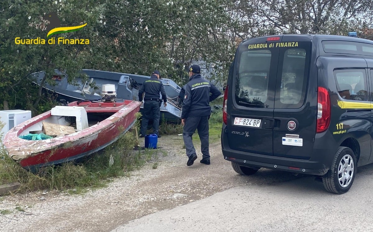 Area usata come discarica a cielo aperto e rimessaggio abusivo di barche: sequestrati 7800 mq di terreno -