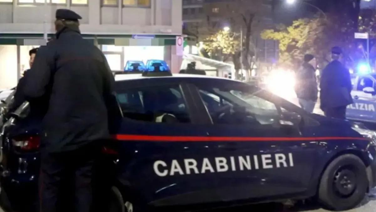 Lite in centro a Udine, i passanti chiamano i carabinieri: 42enne preso a bottigliate in testa -