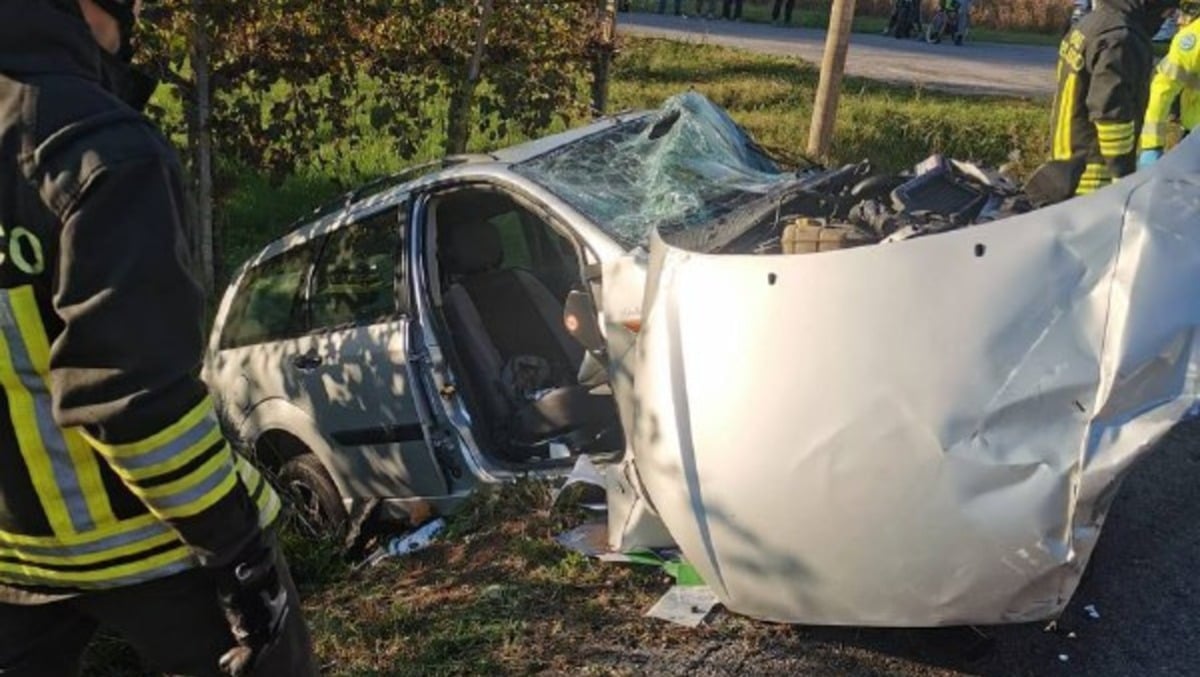 Violento scontro auto-camion: i passeggeri dell'auto imprigionati tra le lamiere deformate -