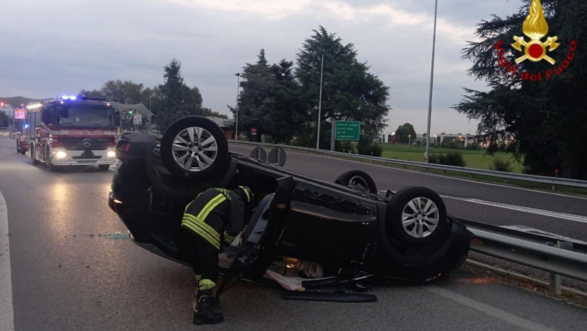 Auto sbanda, si schianta sul guardrail e finisce ribaltata: conducente miracolata -